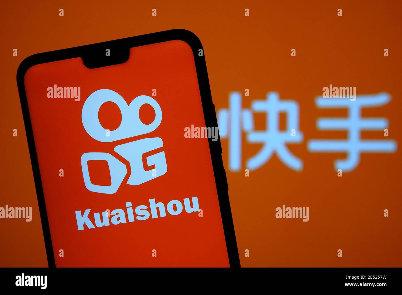 Logo de l'application Kuaishou visible sur l'écran du smartphone et arrière-plan flou avec des lettres chinoises traduites en « application Kuaishou ». Flux vidéo chinois populaire Banque D'Images