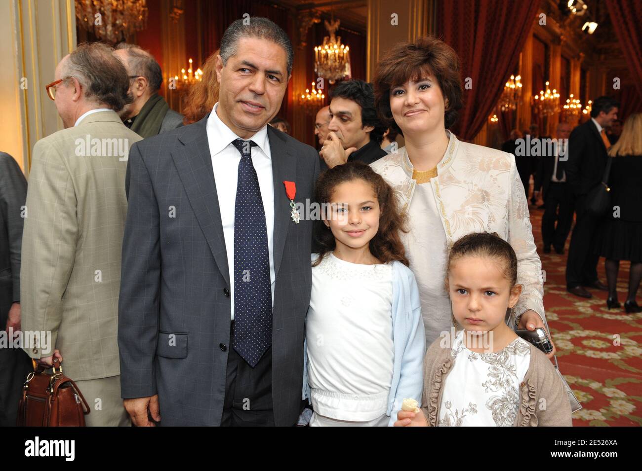 L'écrivain Malek Chebel et sa famille assistent à une cérémonie à l'Elysée, alors que le président français Nicolas Sarkozy accorde la Légion d'Honneur à trois personnalités le prêtre Alain de la Morandais, l'écrivain Malek Chebel, le prêtre Patrick Desbois à Paris, France, le 12 juin 2008. Photo par Ammar Abd Rabbo/ABACAPRESS.COM Banque D'Images