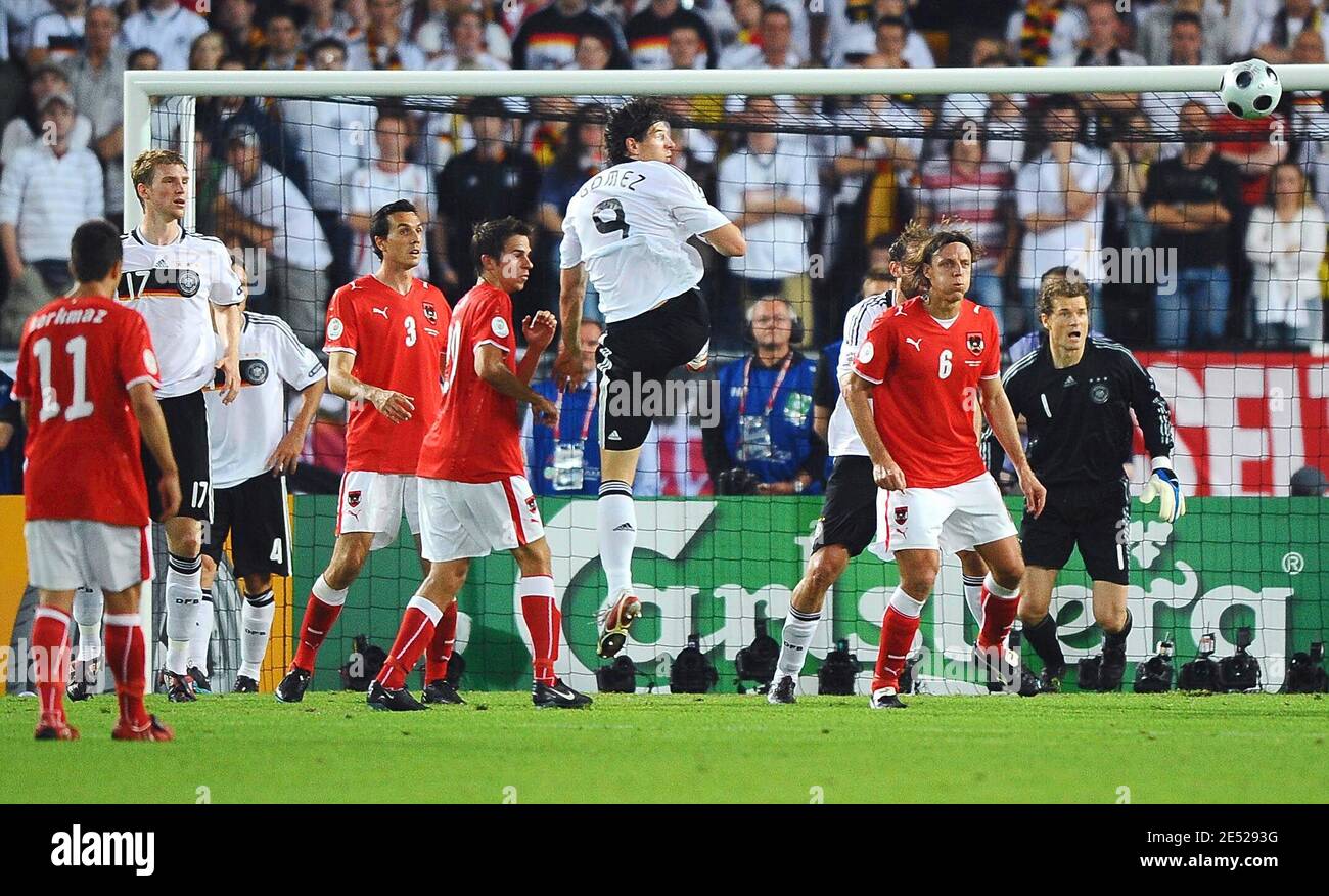 Le 2008 juin 2008, Mario Gomez, de l'Allemagne, dirige le ballon dans l'air lors des Championnats d'Europe de l'UEFA Euro 16, Groupe B, Autriche contre Allemagne, au stade Ernst-Happel à Vienne, Autriche. L'Allemagne a gagné 1-0. Photo de Steeve MacMay/Cameleon/ABACAPRESS.COM Banque D'Images