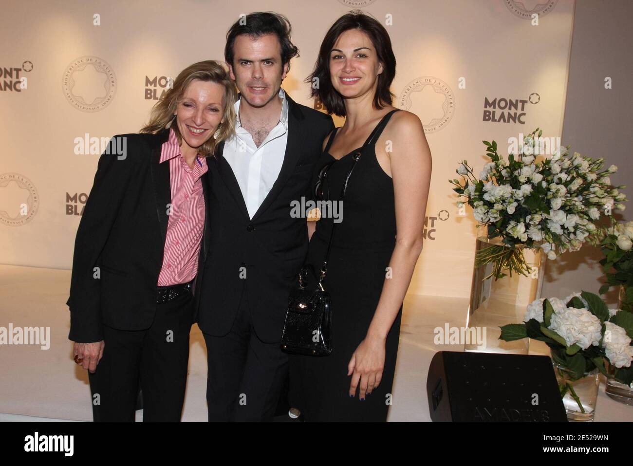 (De gauche à droite) l'écrivaine française Emmanuelle de Boysson, Guillaume Houze (le vainqueur) et l'actrice et chanteuse française Helena Noguera, posent lors de la 17e cérémonie du prix « Montblanc de la culture » qui s'est tenue au « Musee d'art moderne » à Paris, en France, le 17 juin 2008. Photo de Benoit Pinguet/ABACAPRESS.COM Banque D'Images