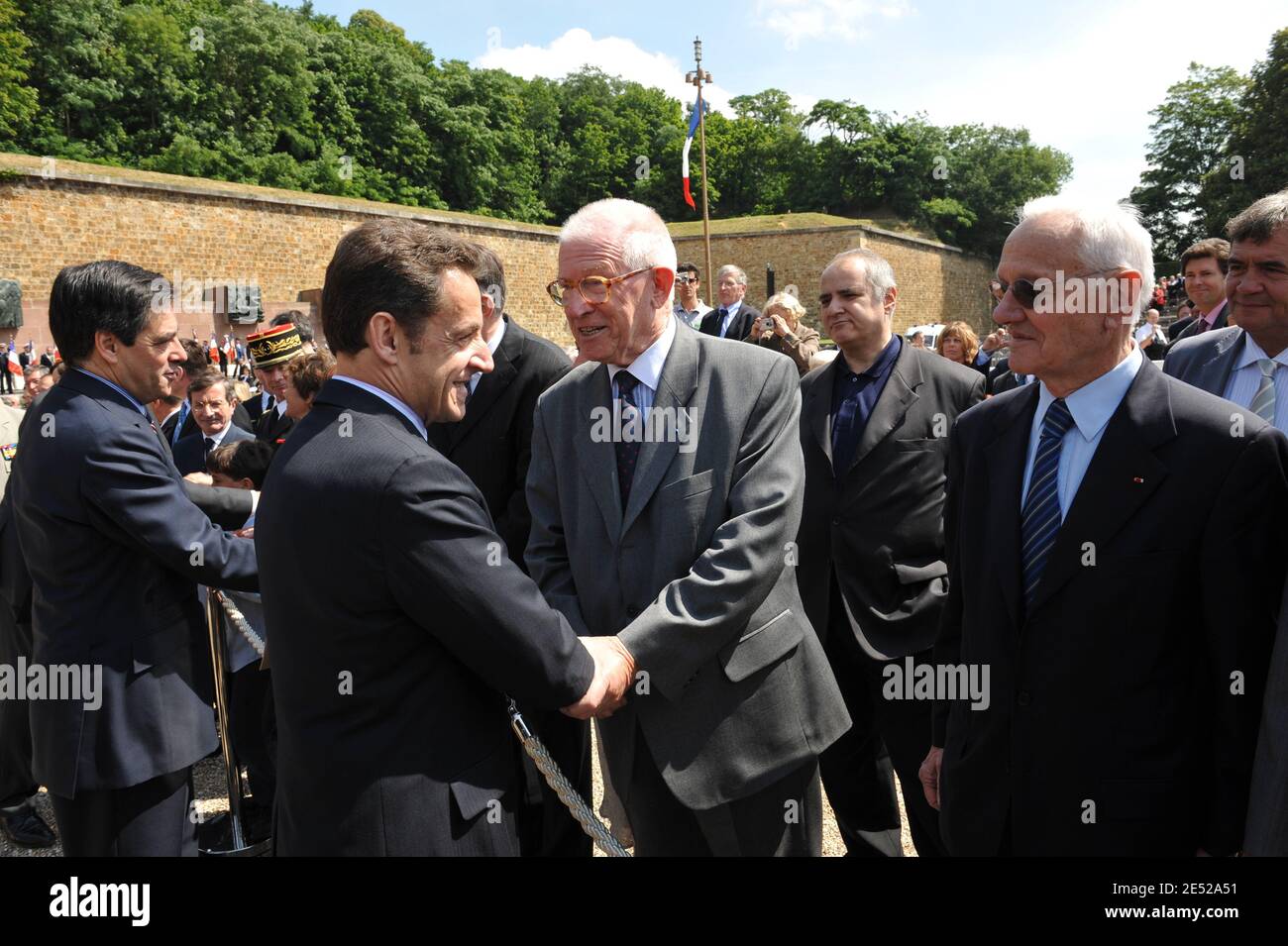 Le President Francais Nicolas Sarkozy Le Premier Ministre Francois Fillon Jean Pierre Fourcade Et Pierre Mazeaud Lors De La Ceremonie Marquant Le 68eme Anniversaire De L Appel Du 18 Juin Au Mont Valerien A Suresnes Le President Francais Nicolas Sarkozy Le Premier Ministre Francois Fillon Jean Pierre Fourcade Et Pierre Mazeaud Lors De La Ceremonie Marquant Le 68eme Anniversaire De L Appel Du 18 Juin Au Mont Valerien A Suresnes