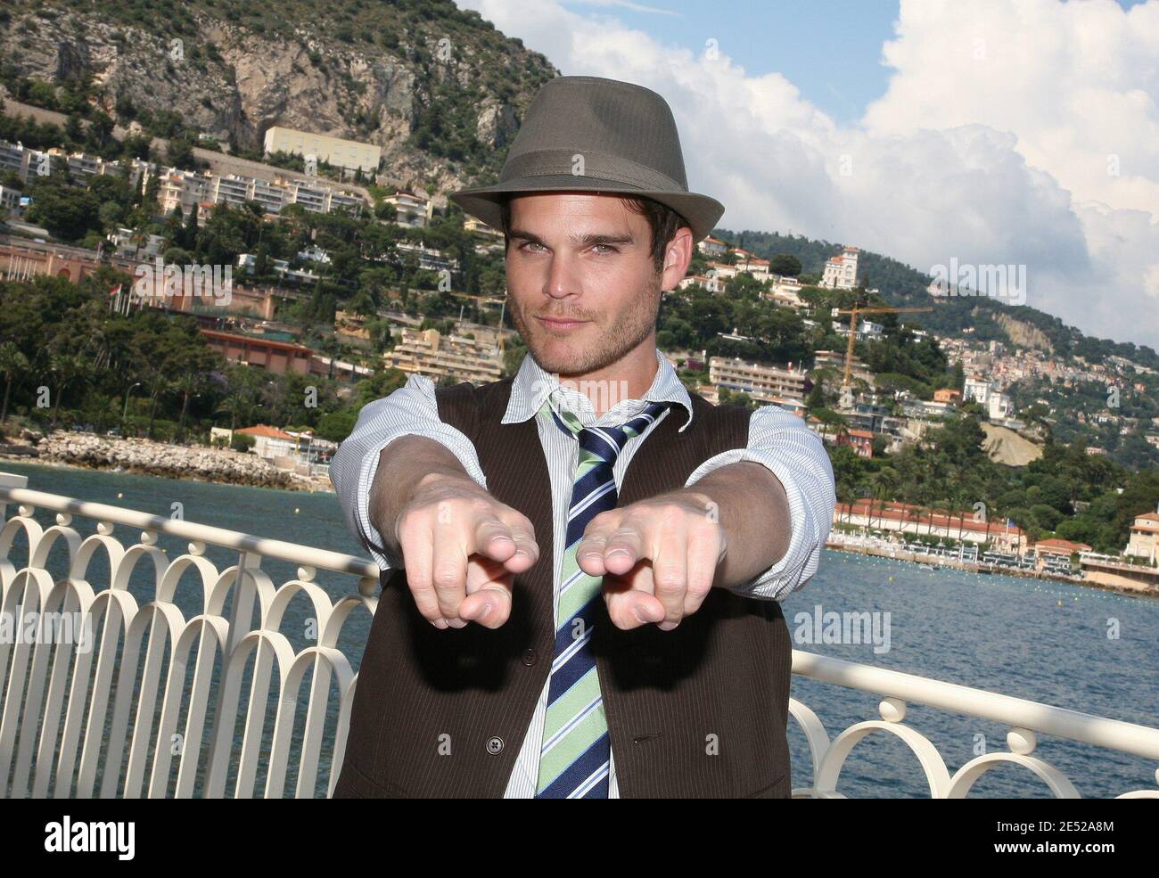 EXCLUSIF. L'acteur AMÉRICAIN Greg Rikaart de la série télévisée américaine « The Young and the restless » pose pour notre photographe à l'intérieur de l'hôtel de luxe Monte Carlo Bay Resort lors du 48e Festival de télévision de Monte-Carlo à Monaco le 08 juin 2008. Photo de Denis Guignebourg/ABACAPRESS.COM Banque D'Images