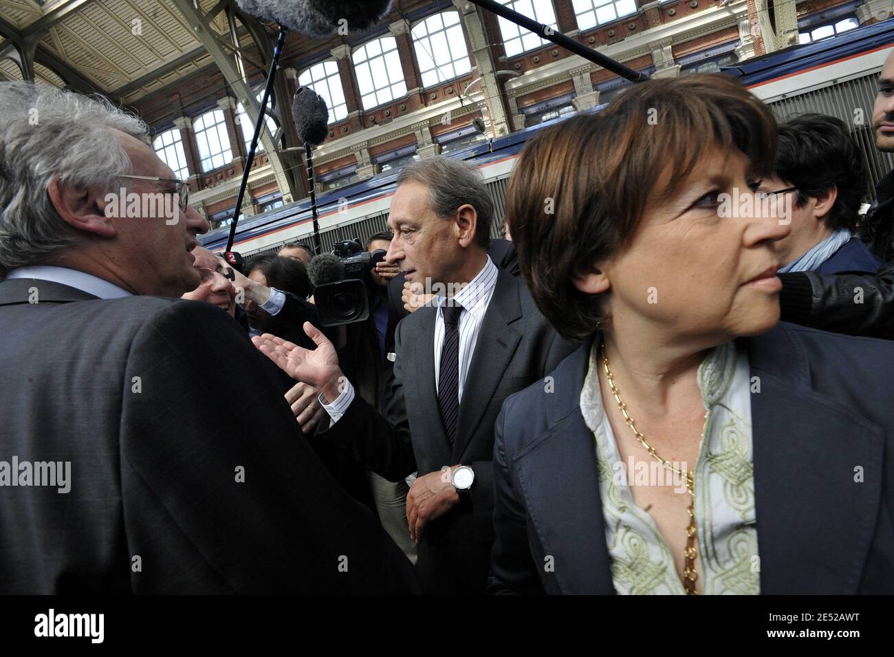 Le maire de Lille Martine Aubry accueille le maire de Paris Bertrand Delanoe lorsqu'il arrive à la gare de Lille, en France, le 19 juin 2008. Photo par Elodie Gregoire/ABACAPRESS.COM Banque D'Images