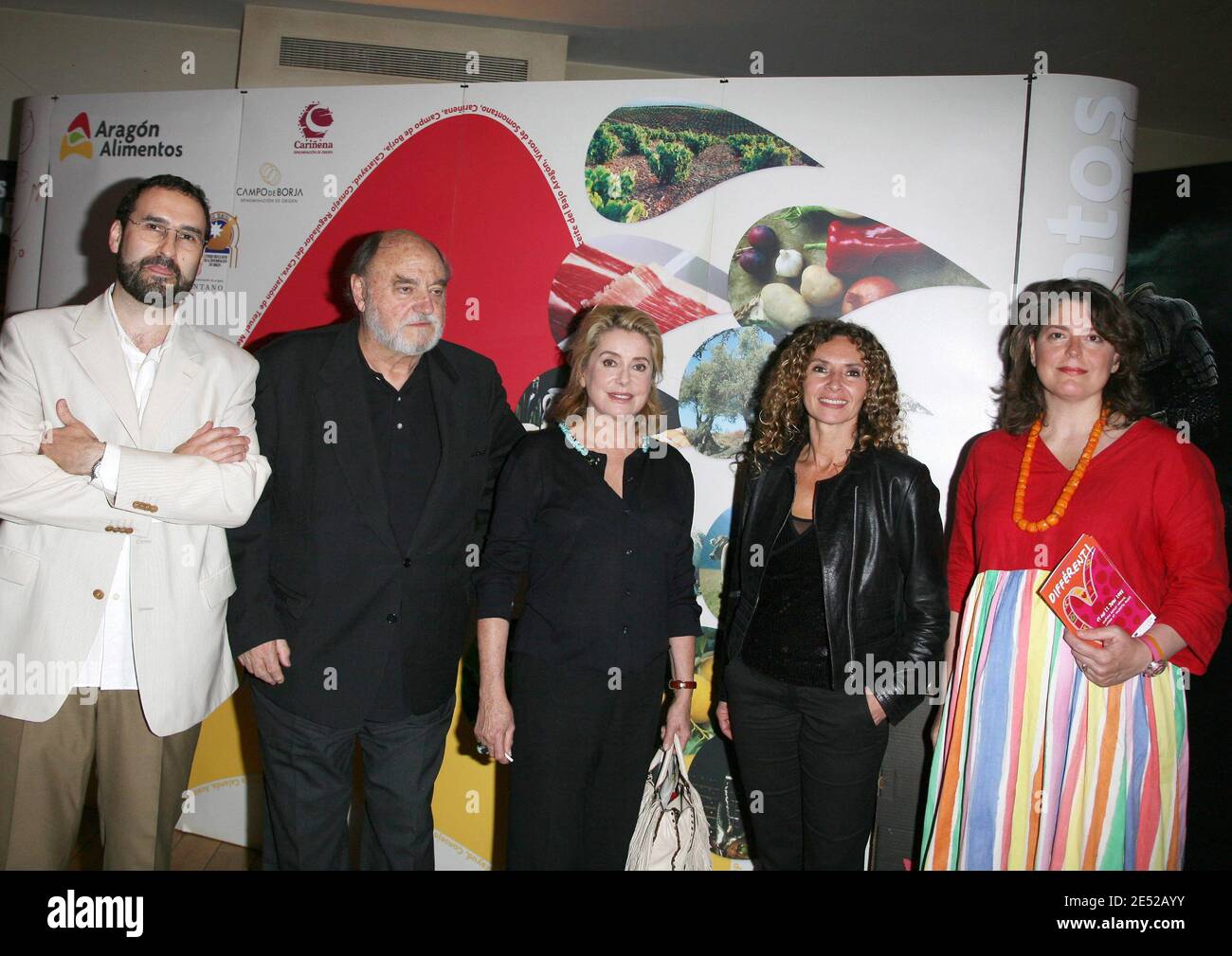 Miguel Angel Mainar, Juan Luis Bunuel, Laura Del sol, Catherine Deneuve, Ninoshka Sanchez de Caldentey assistent à une projection spéciale de 'Tristana' réalisée par Luis Bunuel en 1970 au cinéma Majestic Passy à Paris, France, le 19 juin 2008. Photo de Denis Guignebourg/ABACAPRESS.COM Banque D'Images