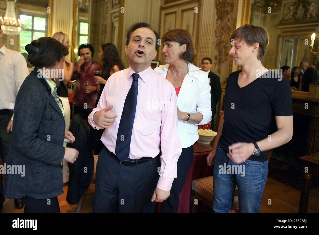 La ministre junior des Affaires urbaines, Fadela Amara, la ministre junior des relations avec le Parlement, Roger Karoutchi, la ministre française de la Culture, Christine Albanel et DJ Martin Solveig, fréquentent le jardin de l'Hôtel de Clermont à Paris, le 21 juin 2008, dans le cadre du festival de musique, la « tête de la musique ». Aujourd'hui, un million de musiciens s'emmenont dans les rues de France pour assister à la fête de la musique nocturne du pays en milieu d'été. Photo de Stéphane Gilles/ABACAPRESS.COM Banque D'Images