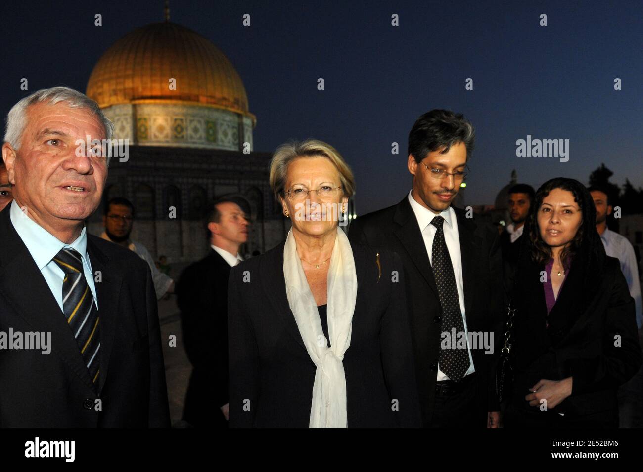 La ministre française de l'intérieur, Michele Alliot-Marie, accompagnée du cheik Azzam Al-Khatib, directeur du Waqf islamique de Jérusalem, et d'Abdel Qader Al Husseini, fils du défunt dirigeant palestinien, Faisal Al Husseini, visite le Dôme de la Mosquée de rocher à Jérusalem, sur l'Esplanade des mosquées, le 22 juin 2008, pour y déposer des fleurs, Au nom du président Nicolas Sarkozy sur la tombe de Faisal Al Husseini. Photo par Ammar Abd Rabbo/ABACAPRESS.COM Banque D'Images