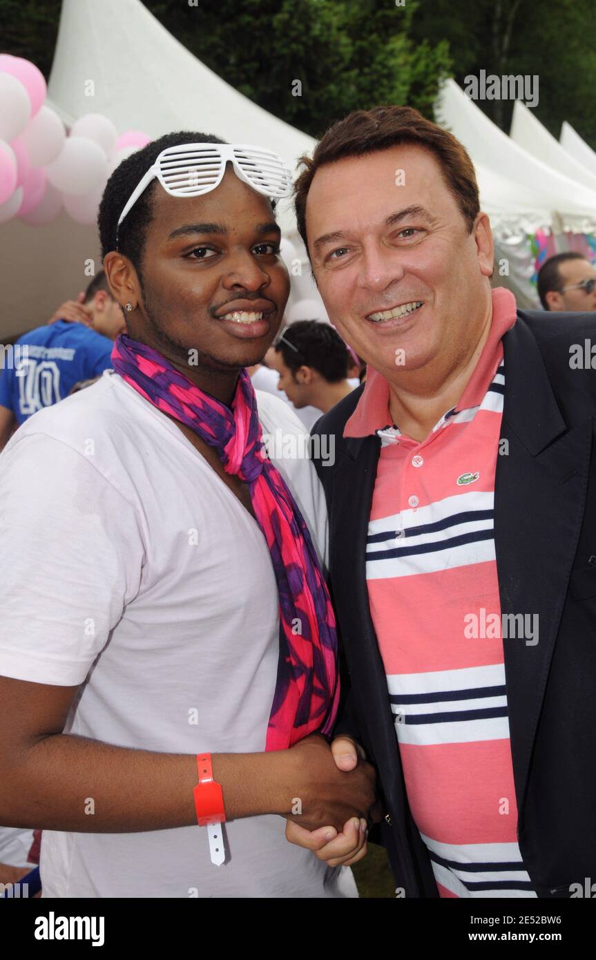 Cyril de la Star Academy (L) et Pierre Guillermo, PDG de Telemedia, assistent au 10ème jardin des rois la tenue Blanche & Rose, organisé par Tony Gomez de l'Etoile et Alain Roland d'Elite2 Luxe au Château de Bericheres à Chaumont-en-Vexin, France, le 22 juin 2008. Photo de Helder Januario/ABACAPRESS.COM Banque D'Images