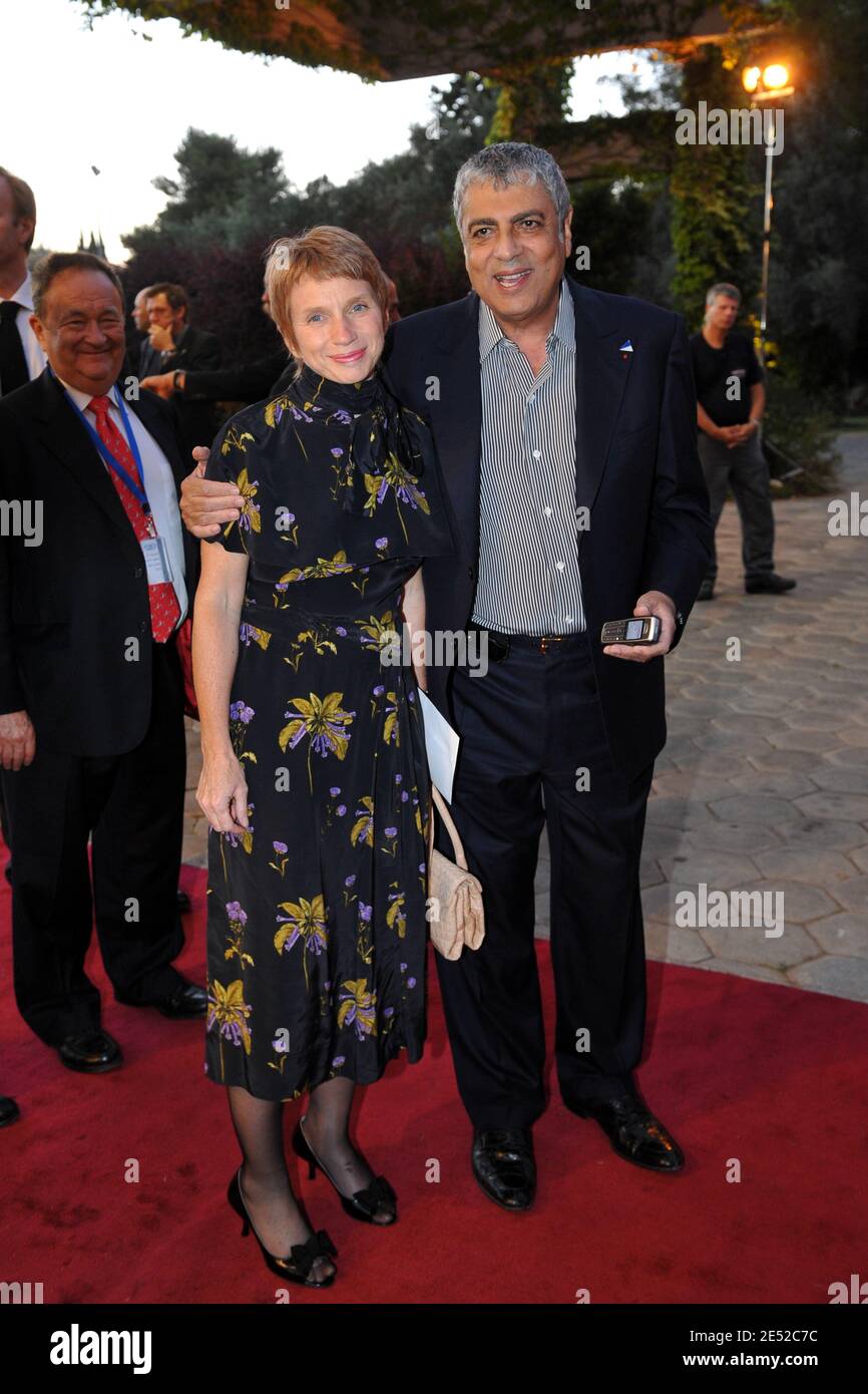 Le président du MEDEF, Laurence Parisot, et le chanteur Enrico Macias arrivent à un dîner d'Etat organisé par le président israélien Shimon Peres en l'honneur du président français Nicolas Sarkozy et de sa femme première dame Carla, à sa résidence à Jérusalem, en Israël, le 23 juin 2008, Le deuxième jour de la visite d'État de Sarkozy en Israël. Photo par Ammar Abd Rabbo/ABACAPRESS.COM Banque D'Images