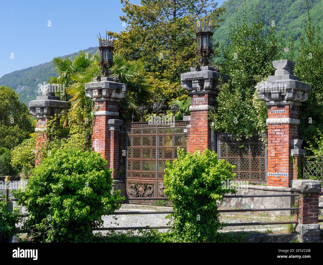 Détails de la porte élaborée en fer forgé de la Villa Pessina. Porte du château de Pessina. Tremezzo, Lac de Côme, lacs italiens, Italie. Banque D'Images