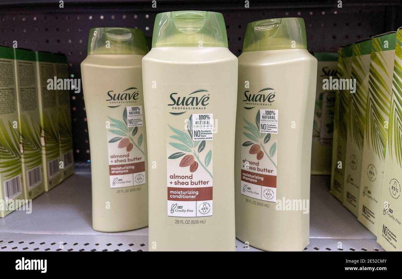 Orlando, FL USA - 25 janvier 2021 : bouteilles de shampooing et  d'après-shampooing de marque Suave sur une étagère chez Walmart Photo Stock  - Alamy