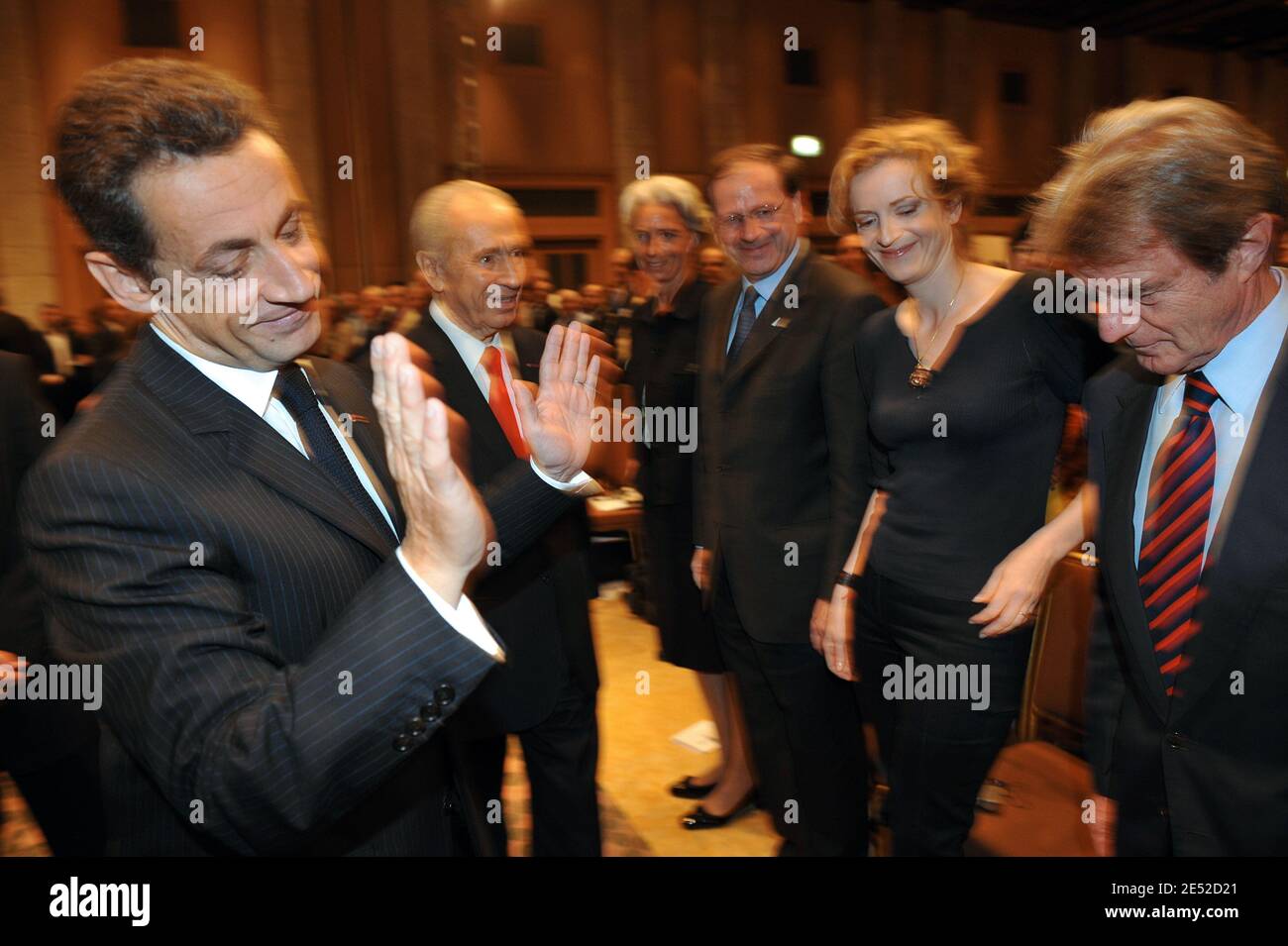Le président français Nicolas Sarkozy et son homologue israélien Shimon Peres accueillent Chrsitine Lagarde, Herve Novelli, Nathalie Kosciusko-Morizet et Bernard Kouchner lors d'une réunion économique à Jérusalem, en Israël, le 24 juin 2008. Photos par Ammar Abd Rabbo/ABACAPRESS.COM Banque D'Images