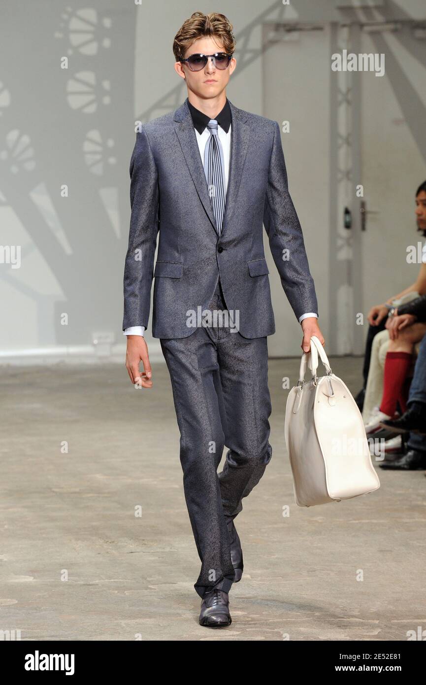 Un modèle présente une création par les designers Paul Helbers et Marc  Jacobs pour la collection Louis Vuitton hommes Printemps-été 2009 à Paris,  France, le 26 juin 2008. Photo de Nebinger-Taamallah/ABACAPRESS.COM Photo