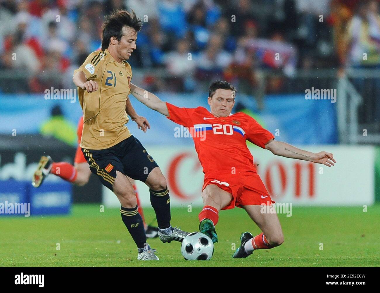 Le 2008 juin 2008, Igor Semshov, de Russie, s'attaque à David Silva en Espagne lors du championnat d'Europe de l'UEFA 26, semi-finale, Russie contre Espagne, au stade Hersnt-Happel à Vienne, Autriche. L'Espagne a gagné 3-0. Photo de Steeve McMay/Cameleon/ABACAPRESS.COM Banque D'Images