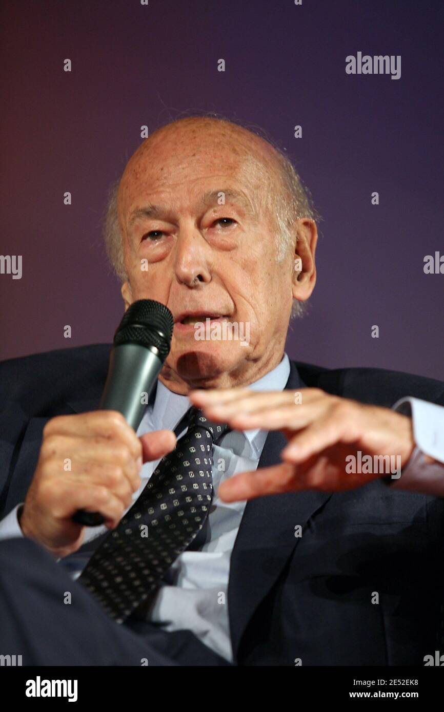 L'ancien Président Valéry Giscard d'Estaing s'exprime lors d'une rencontre avec des étudiants et des entrepreneurs à l'Université Paris Dauphine à Paris, France, le 26 juin 2008. Photo de Stéphane Gilles/ABACAPRESS.COM Banque D'Images