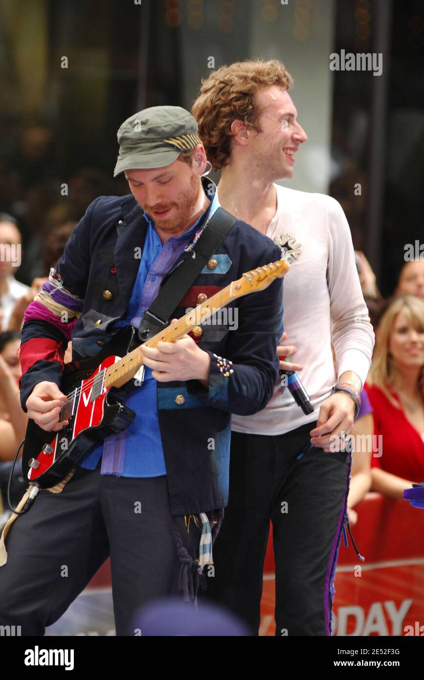Jonny Buckland et Chris Martin de Coldplay se présentent à la série de  concerts Toyota du salon « Today » de NBC au Rockefeller Plaza à New York  City, NY, États-Unis, le