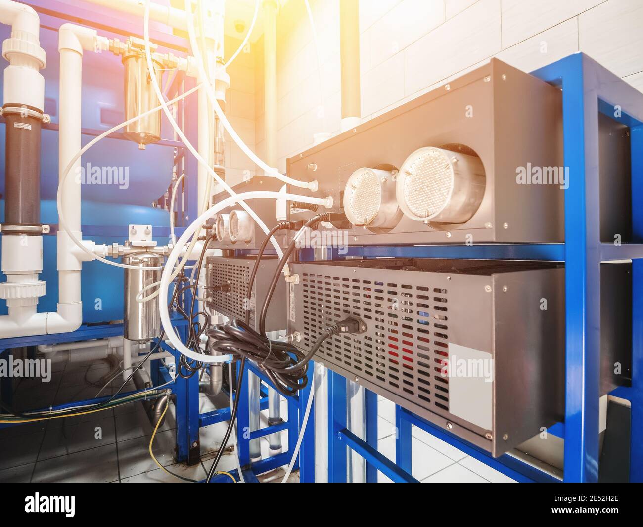 Machine automatisée et informatisée de génération d'ozone pour l'ozonation d'eau potable pure dans une usine de production d'eau. Banque D'Images