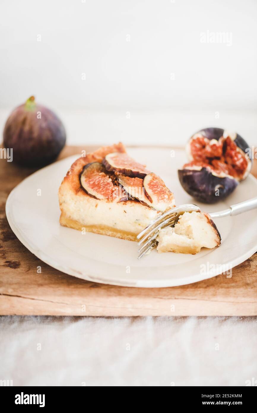 Tranche De Cheesecake Aux Figues Maison Avec Figues Fraiches Sur Plaque Blanche Sur Panneau Rustique En Bois Mur Blanc A L Arriere Plan Gros Plan Dessert Sain Concept De Nourriture Douce Artisanale Photo Stock