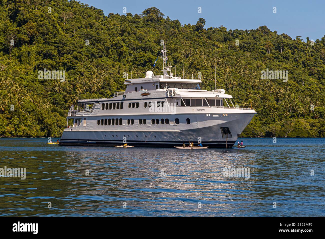 Les habitants de Bougainville, en Papouasie-Nouvelle-Guinée, se trouvent dans un bateau à aubes sur le navire d'expédition True North Banque D'Images