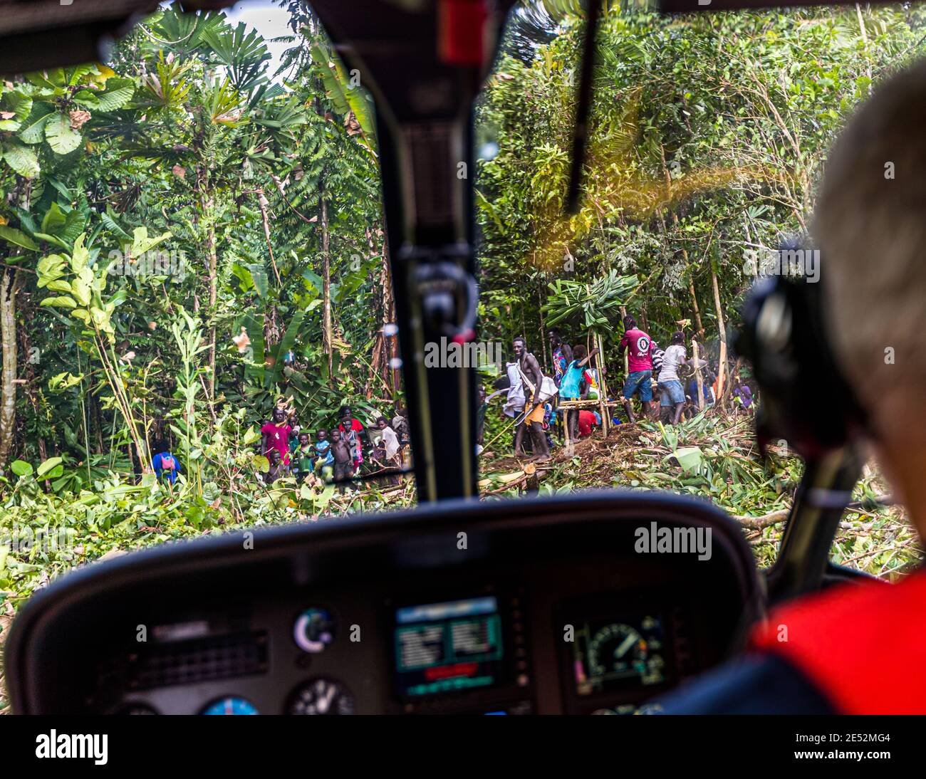 Les autochtones reçoivent des clients étrangers en hélicoptère dans la jungle de Bougainville Banque D'Images
