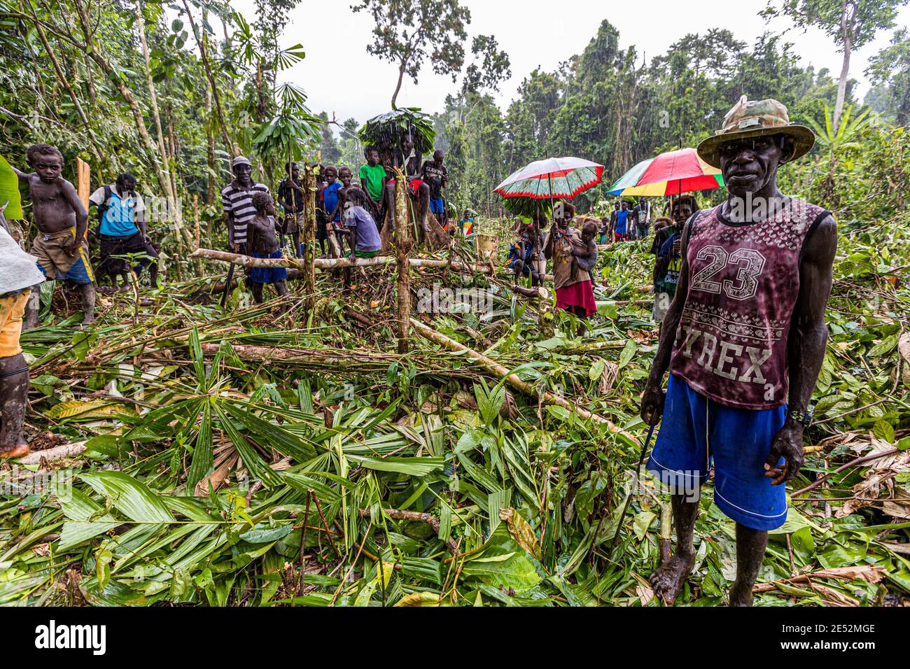 Des autochtones avec des invités étrangers dans la jungle de bougainville Banque D'Images