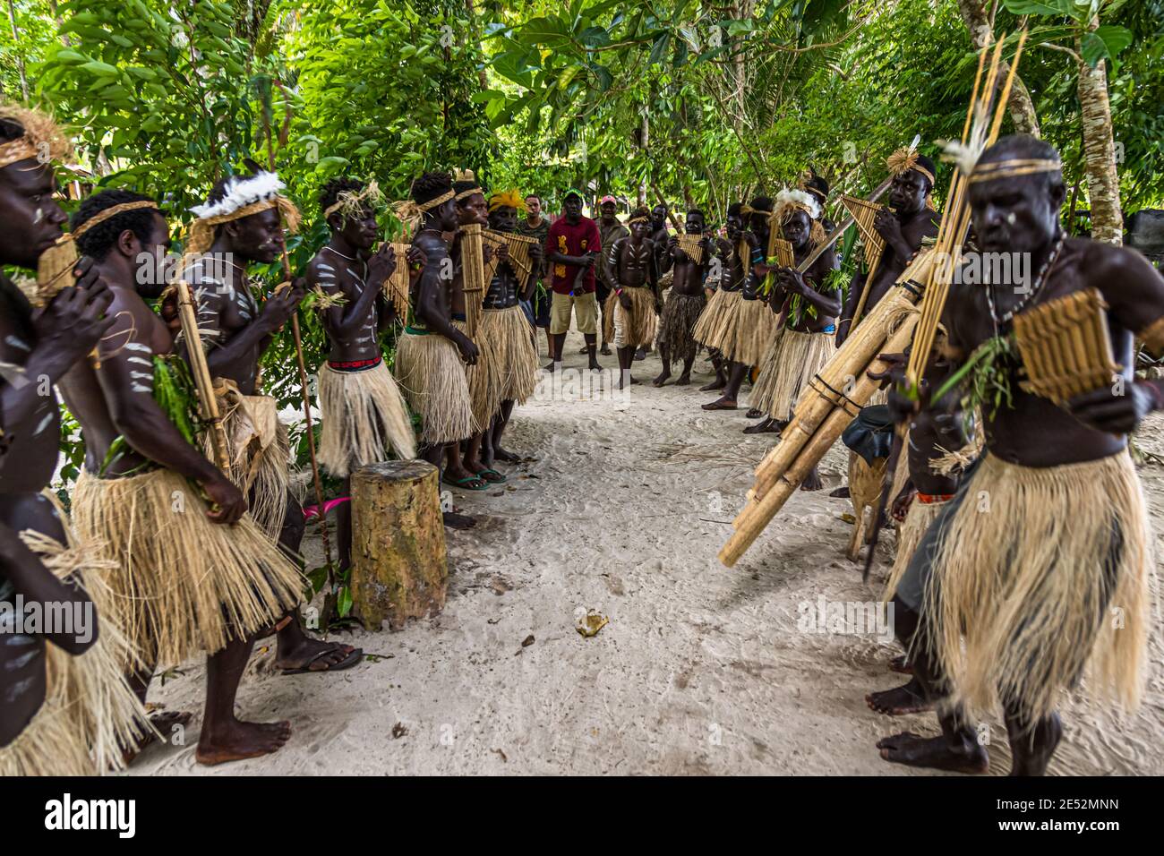 Sing-Sing traditionnel avec des invités étrangers sur l'île de Tautsina, Bougainville, Papouasie-Nouvelle-Guinée Banque D'Images