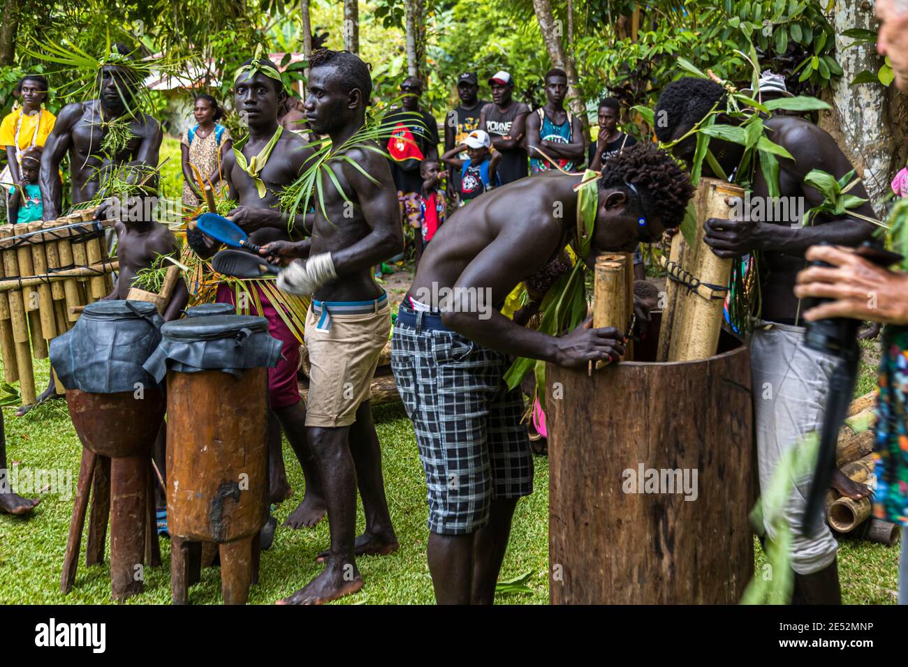 Sing-Sing traditionnel avec des invités étrangers sur l'île de Tautsina, Bougainville, Papouasie-Nouvelle-Guinée Banque D'Images