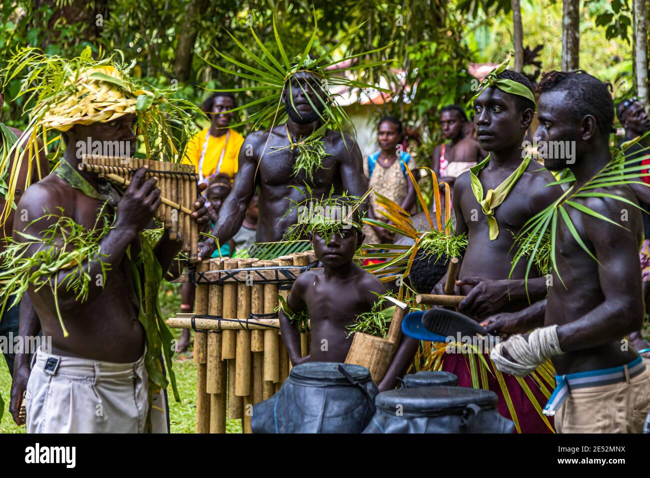 Sing-Sing traditionnel avec des invités étrangers sur l'île de Tautsina, Bougainville, Papouasie-Nouvelle-Guinée Banque D'Images