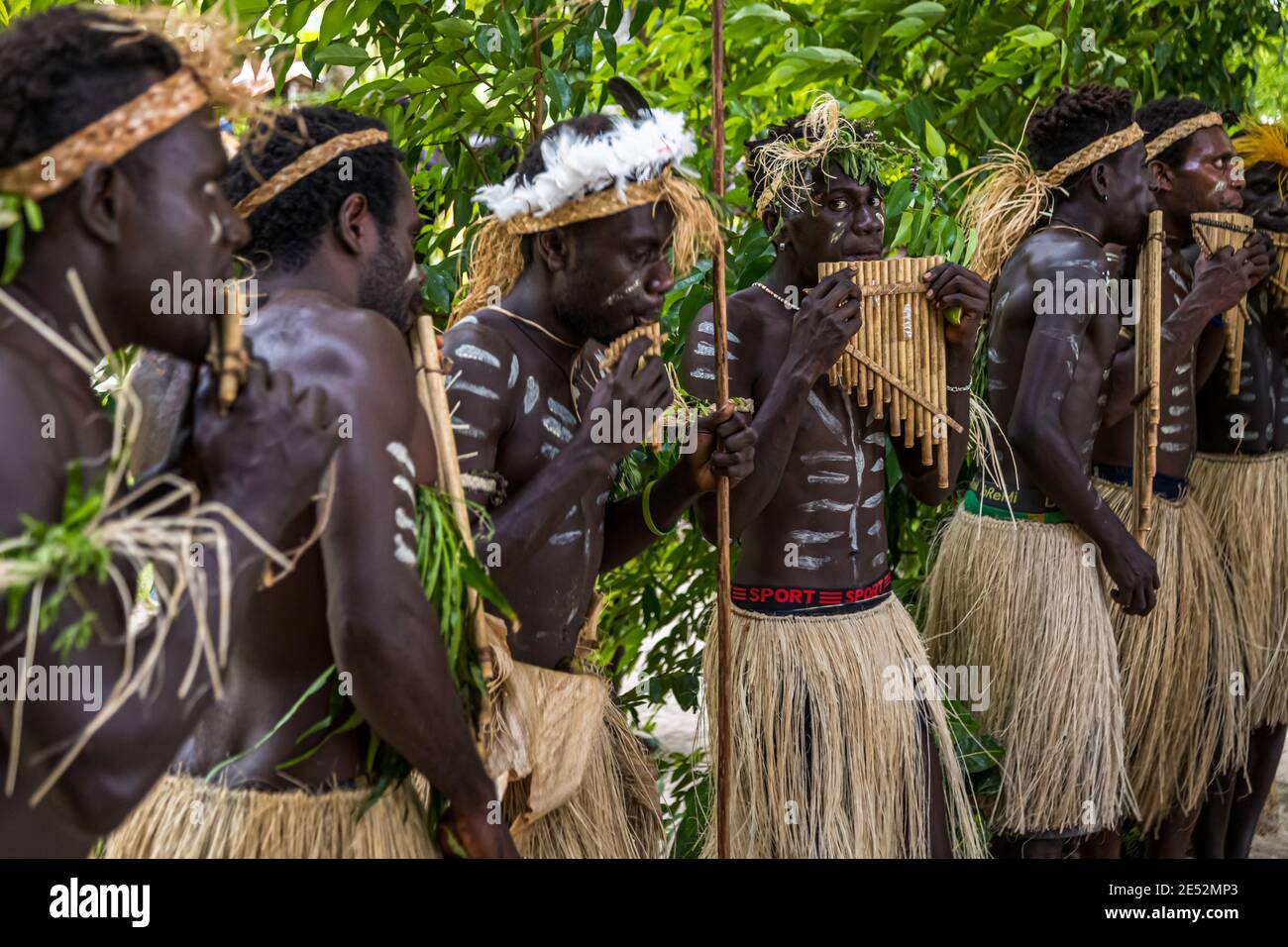 Sing-Sing traditionnel avec des invités étrangers sur l'île de Tautsina, Bougainville, Papouasie-Nouvelle-Guinée Banque D'Images