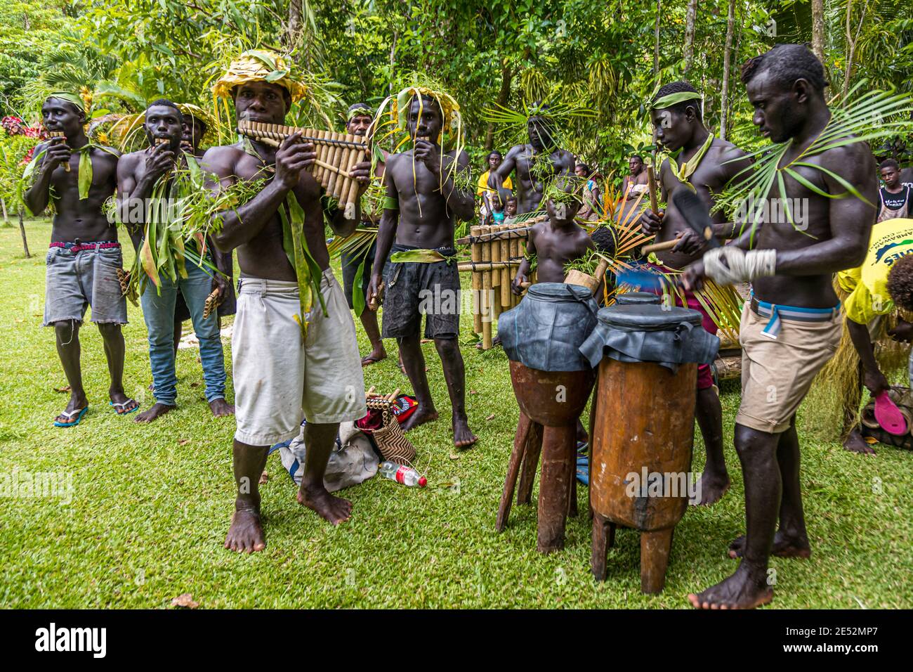Sing-Sing traditionnel avec des invités étrangers sur l'île de Tautsina, Bougainville, Papouasie-Nouvelle-Guinée Banque D'Images