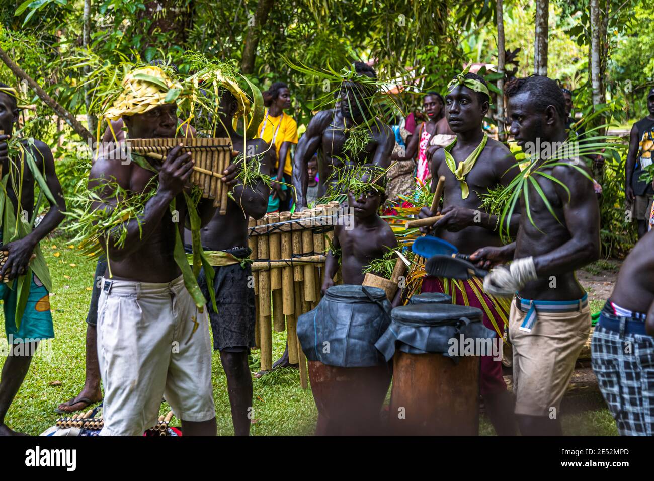 Sing-Sing traditionnel avec des invités étrangers sur l'île de Tautsina, Bougainville, Papouasie-Nouvelle-Guinée Banque D'Images
