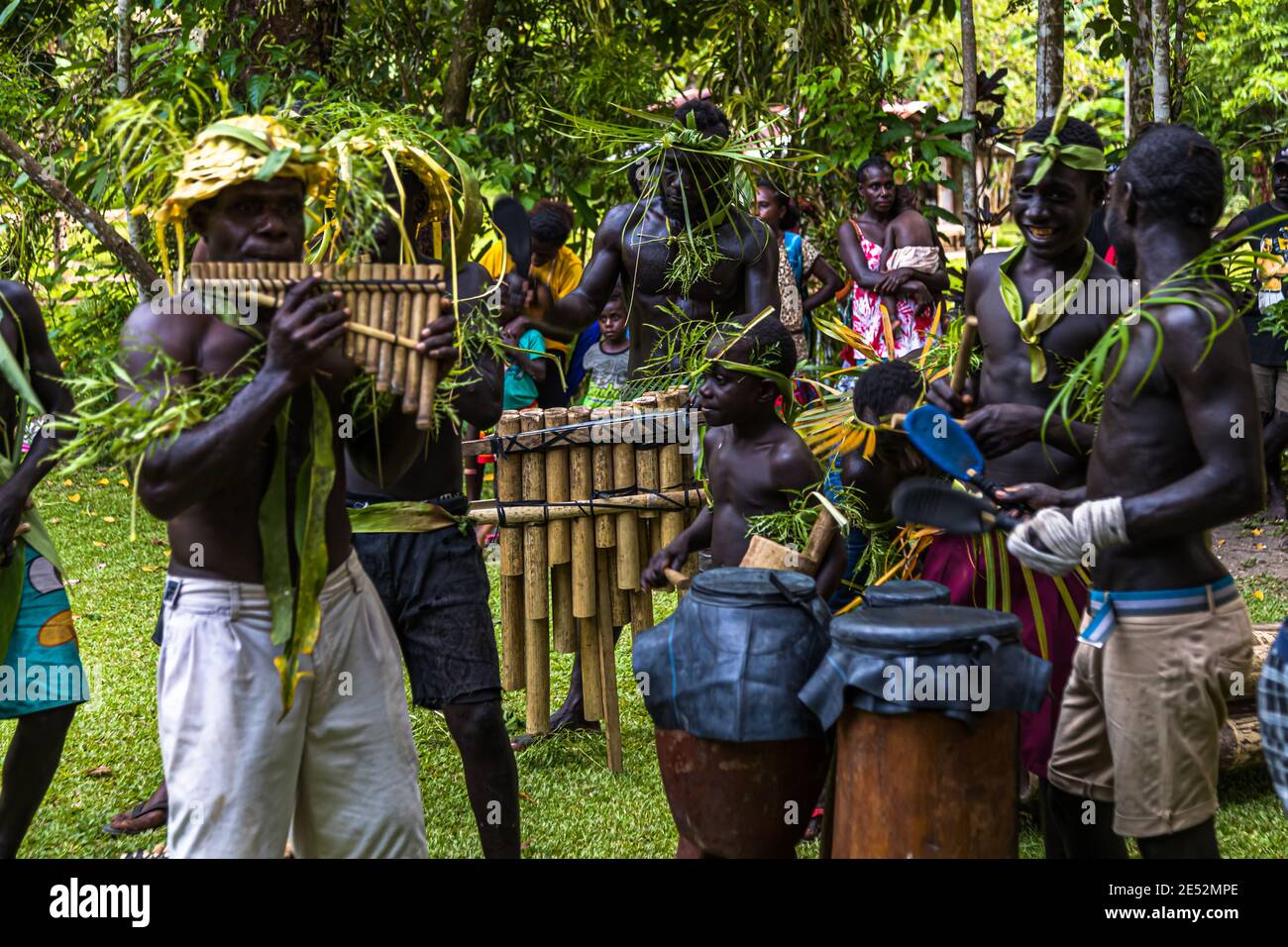 Sing-Sing traditionnel avec des invités étrangers sur l'île de Tautsina, Bougainville, Papouasie-Nouvelle-Guinée Banque D'Images