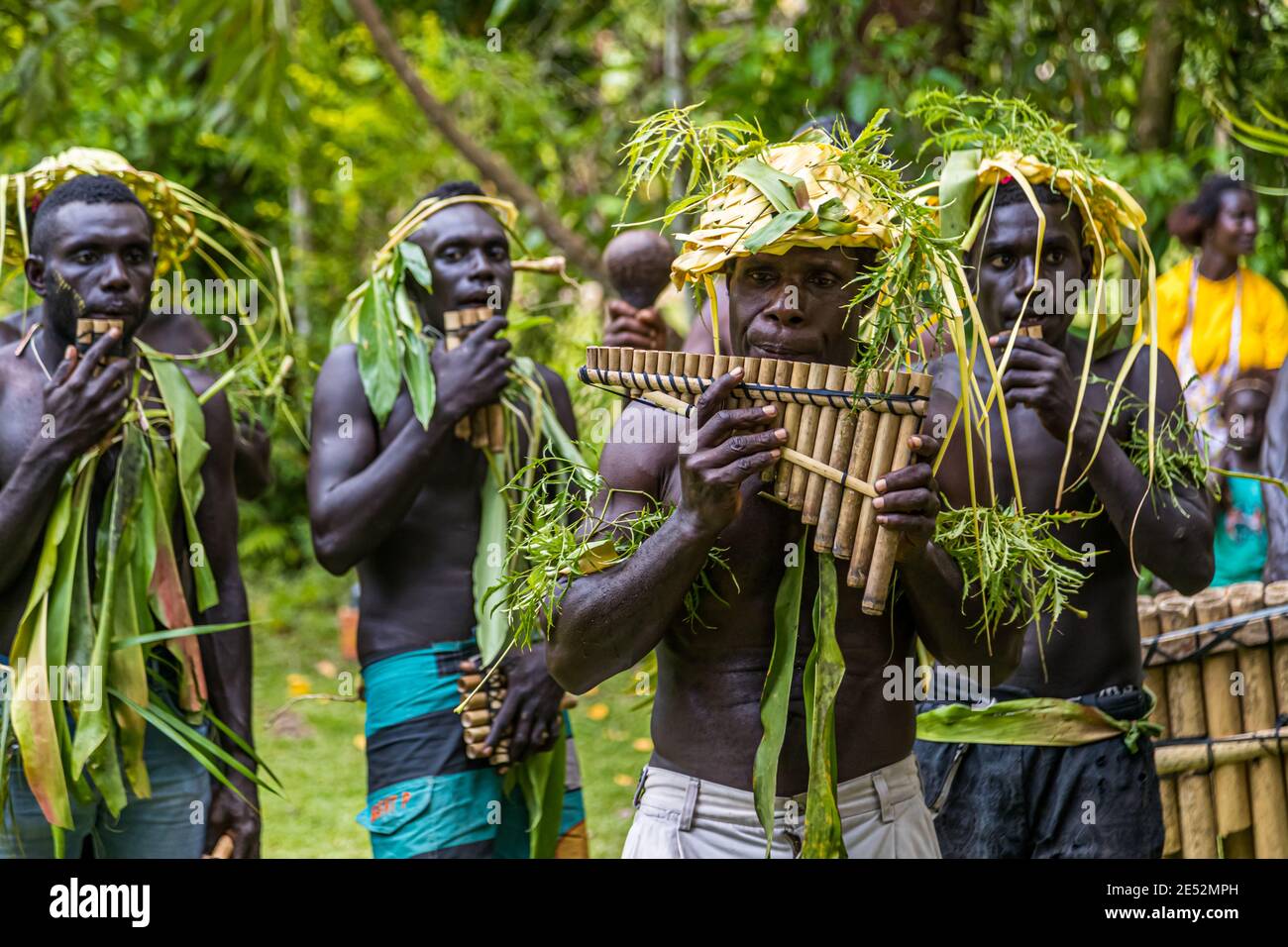 Sing-Sing traditionnel avec des invités étrangers sur l'île de Tautsina, Bougainville, Papouasie-Nouvelle-Guinée Banque D'Images