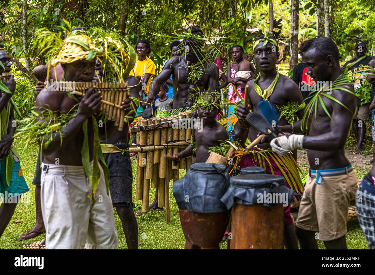 Sing-Sing traditionnel avec des invités étrangers sur l'île de Tautsina, Bougainville, Papouasie-Nouvelle-Guinée Banque D'Images
