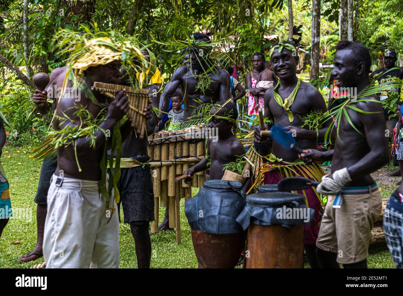 Sing-Sing traditionnel avec des invités étrangers sur l'île de Tautsina, Bougainville, Papouasie-Nouvelle-Guinée Banque D'Images