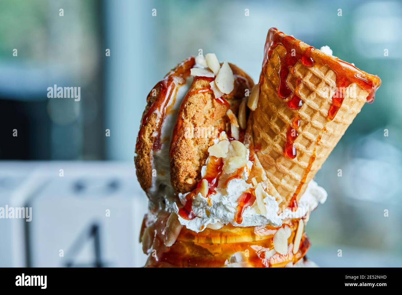 Milk-Shake au caramel avec biscuits et cornet de crème glacée Banque D'Images