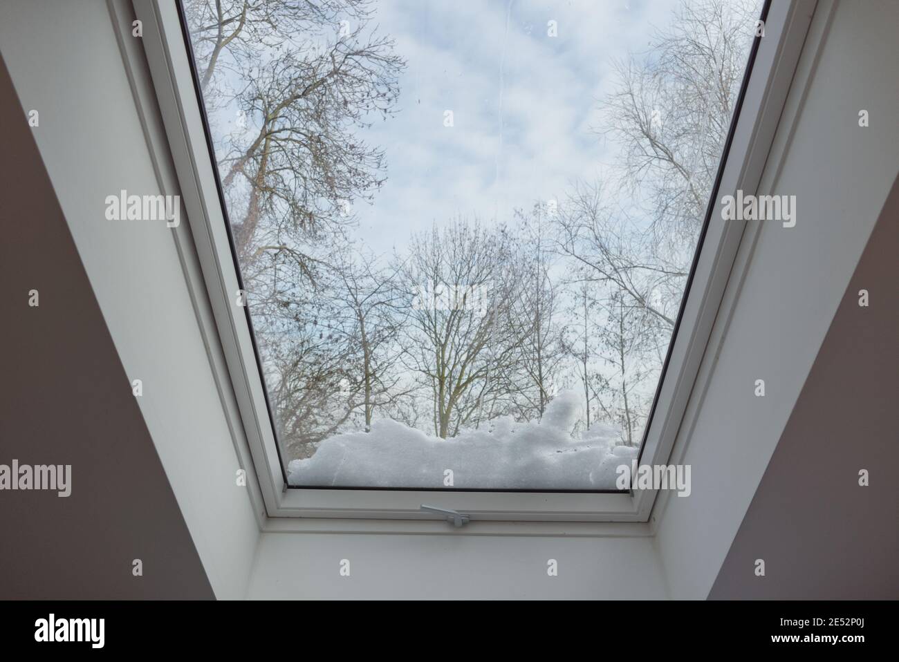 Mise au point sélective et vue de l'intérieur à travers le ciel avec de la neige sur le verre en hiver. Banque D'Images