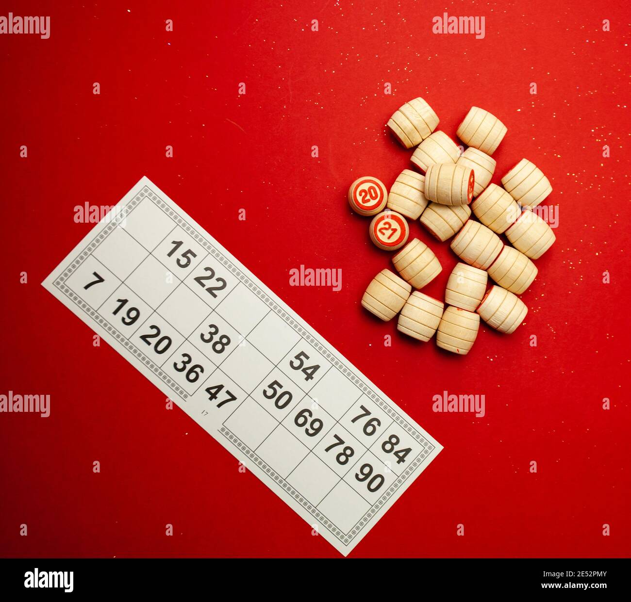 Jeu De Table Bingo. Barils De Loto En Bois Avec Sac, Cartes à Jouer Pour Jeux De Loto, Jeux Pour La Famille