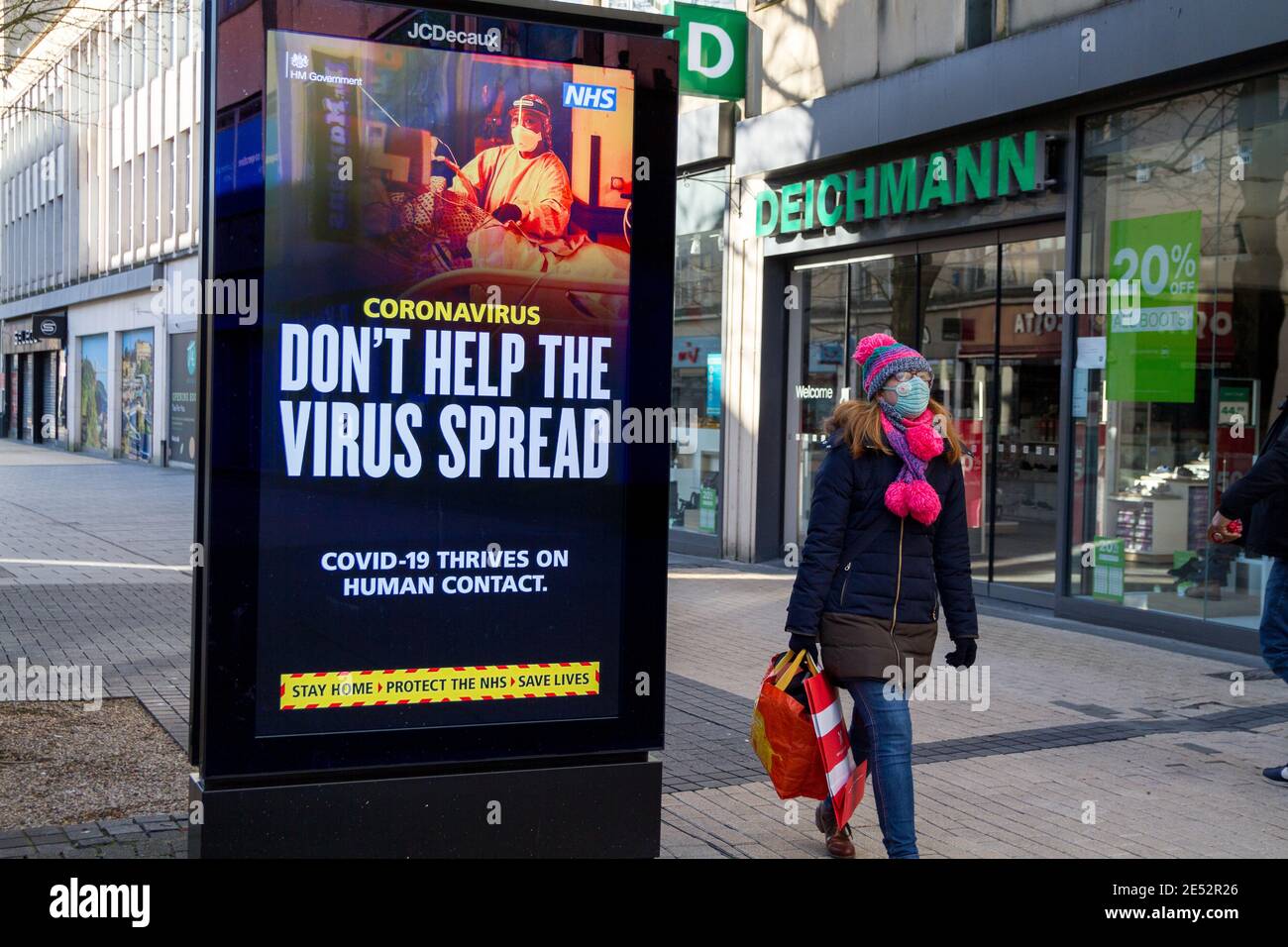 covid 19 femmes cabas coronavirus rue panneau d'affichage Banque D'Images