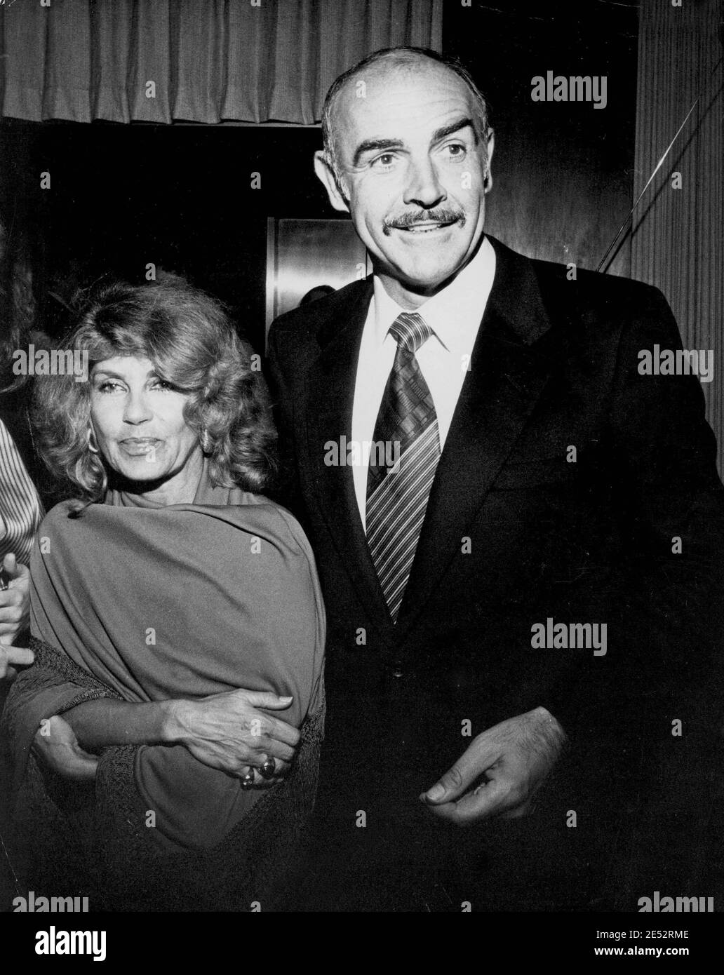 Micheline roquebrune and sean connery Banque d'images noir et blanc - Alamy