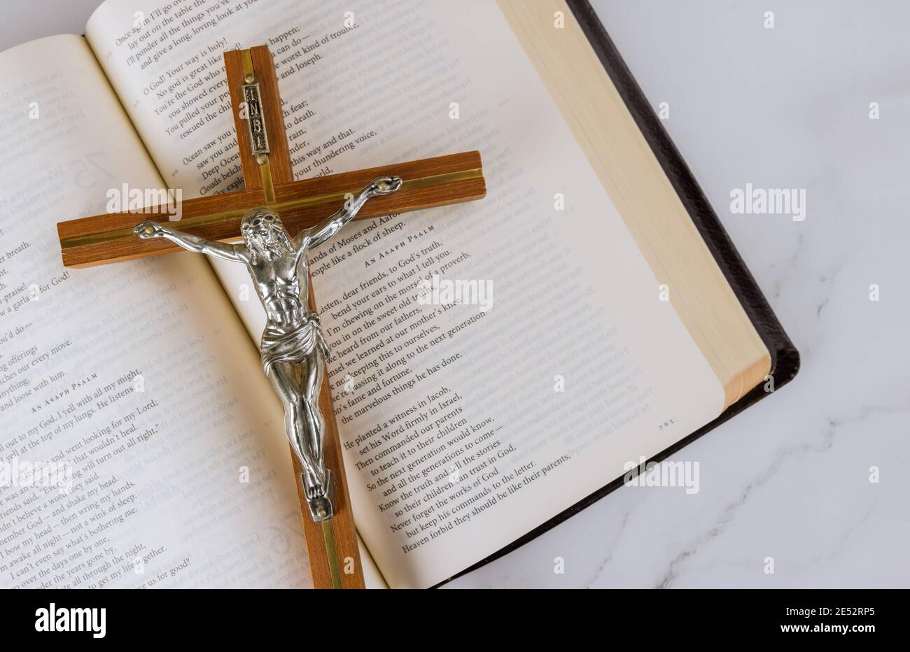 22 JANVIER 21 New York US 2021: Lire la littérature religieuse prendre la Sainte Bible avec la croix chrétienne de Jésus en chemin vers Dieu par la prière Banque D'Images