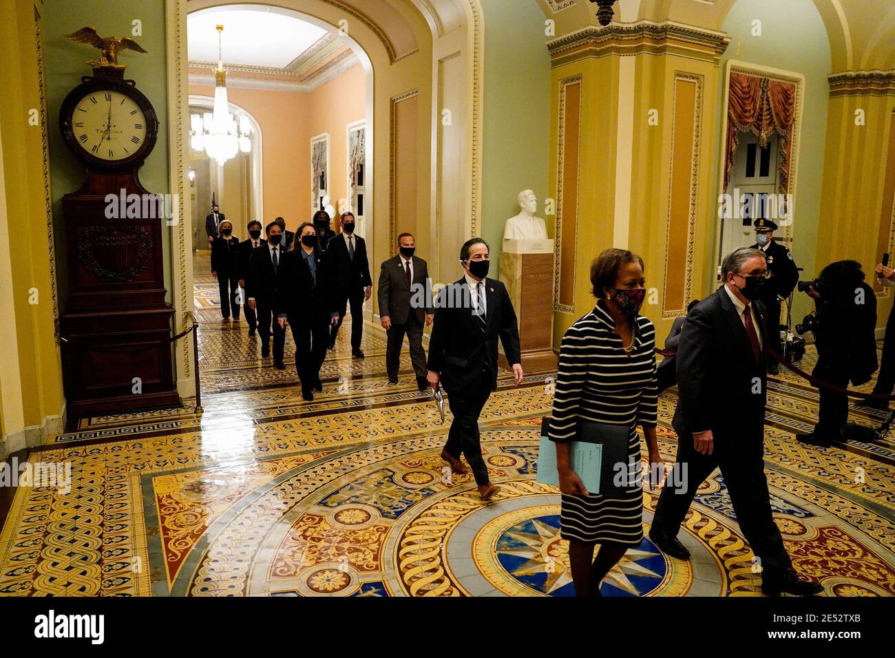 Washington, États-Unis. 25 janvier 2021. WASHINGTON, DC - le 25 JANVIER 2021 : le greffier Cheryl L. Johnson et le sergent d'armes de la Chambre par intérim Timothy P. Blodgett dirigent les responsables de la destitution de la Chambre à remettre au Sénat un article de destitution accusant l'ancien président Donald Trump d'incitation à l'insurrection le lundi 25 janvier 2021. (Photo de Melina Mara/Pool/Sipa USA) crédit: SIPA USA/Alay Live News Banque D'Images