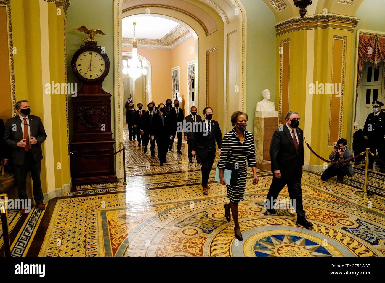 WASHINGTON, DC - le 25 JANVIER 2021 : le greffier Cheryl L. Johnson et le sergent d'armes par intérim de la Chambre Timothy P. Blodgett dirigent les responsables de la destitution de la Chambre, qui livrent au Sénat un article de destitution accusant l'ancien président Donald Trump de « incitation à l'insurrection » le lundi 25 janvier 2021. Crédit: Melina Mara/Pool via CNP | utilisation dans le monde entier Banque D'Images