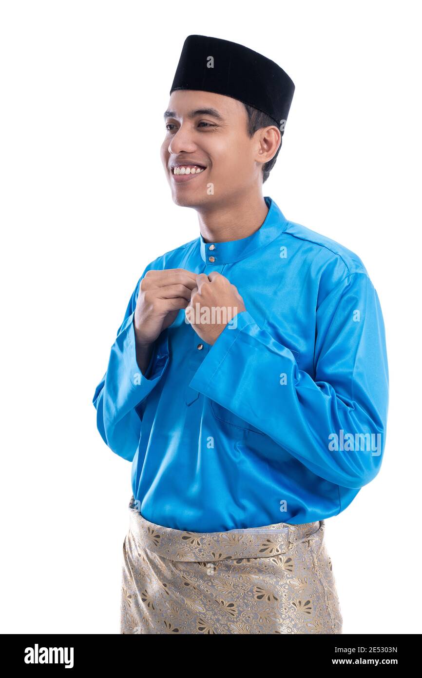 l'homme a mis ses vêtements pour la célébration d'eid moubarak en portant melayu chemise en satin Banque D'Images