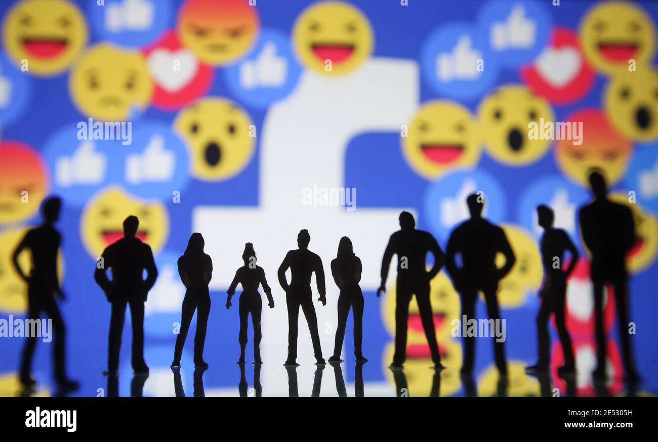 Dans cette illustration photo, les silhouettes des personnages sont ...