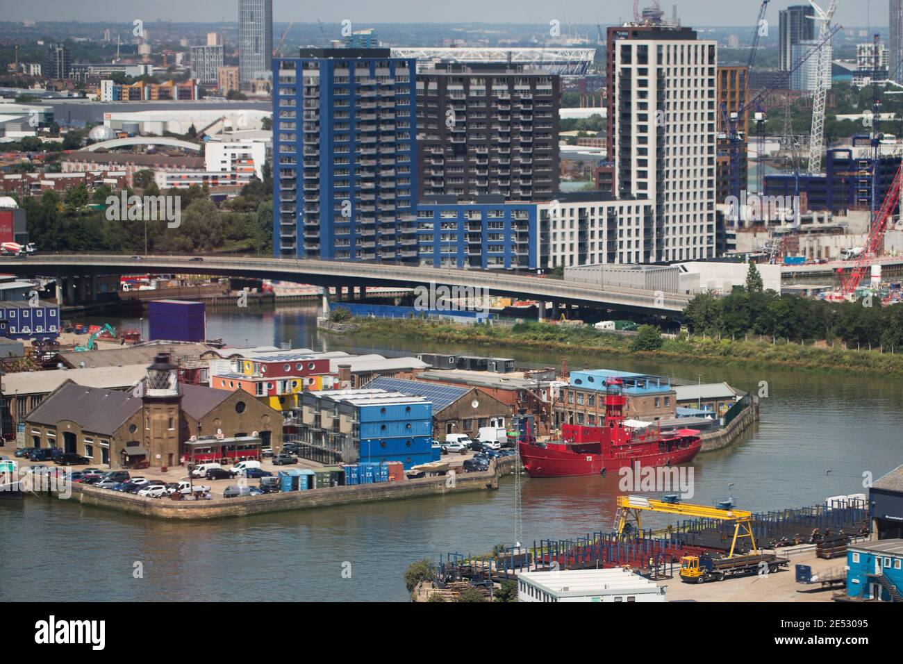 Vue aérienne du quai Trinity Buoy, du Lower Lea Crossing et des immeubles d'appartements sur Bow Creek de la rivière Lea et de la Tamise à Londres, Royaume-Uni. Banque D'Images