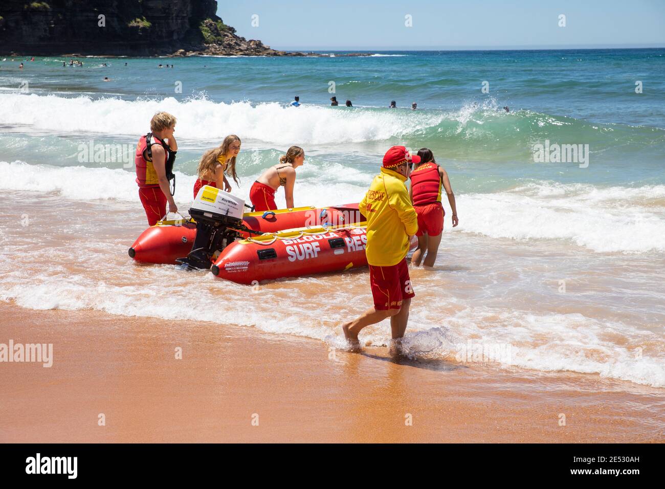 Les sauveteurs volontaires de sauvetage de surf lancent le bateau gonflable de sauvetage de surf zodiac rouge à Bilgola Beach à Sydney, NSW, Australie en 2021 Banque D'Images