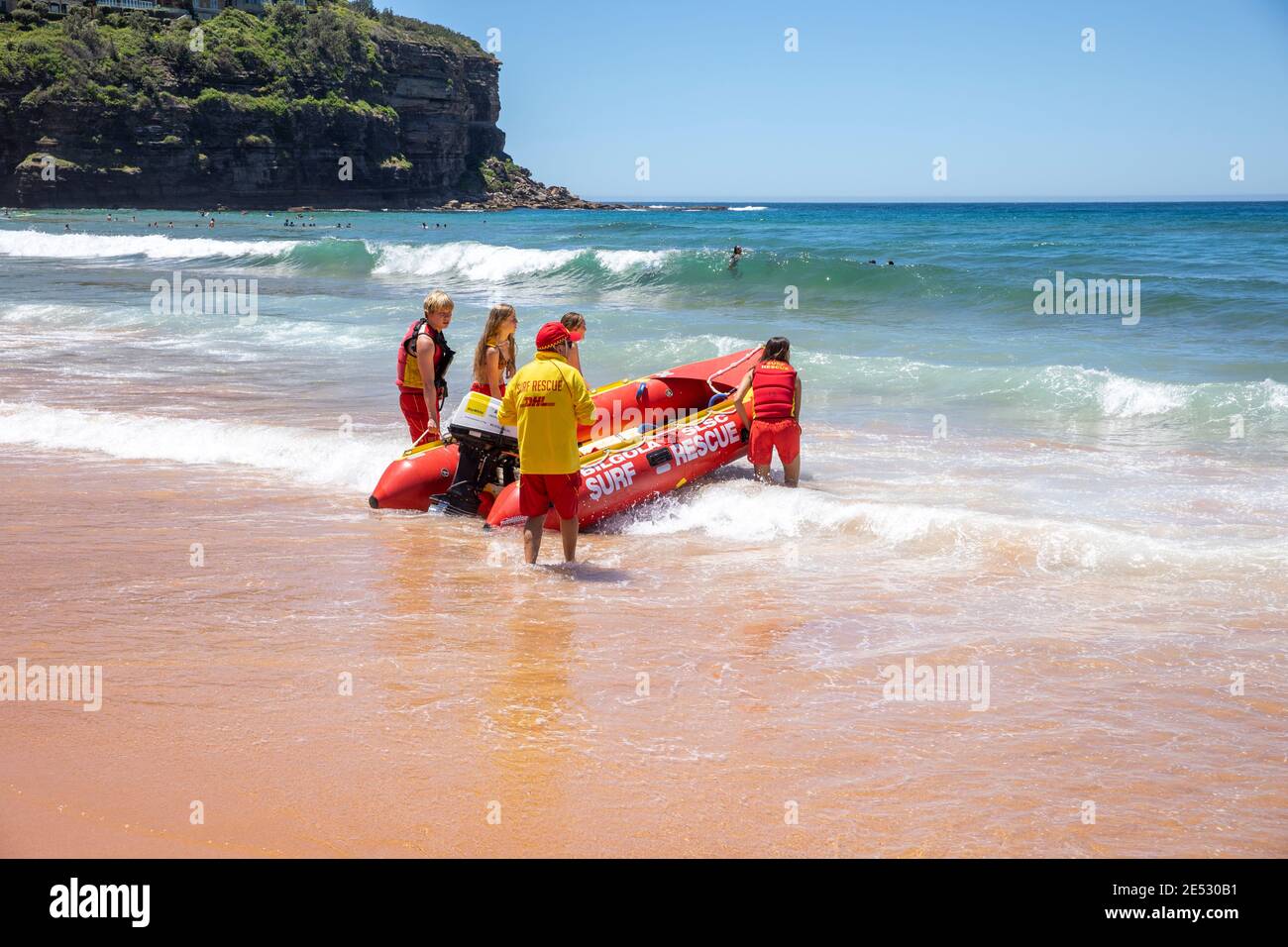 Sauvetage de surf volontaire sauveteurs lancer gonflable rouge zodiac surf sauvetage Bateau à Bilgola Beach à Sydney, Nouvelle-Galles du Sud, Australie Banque D'Images