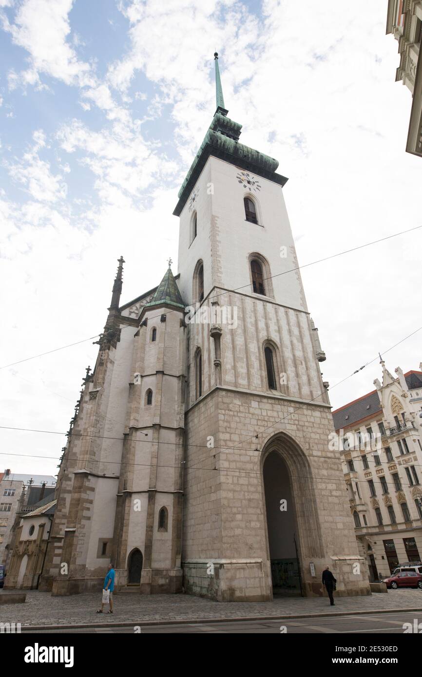 L'extérieur de l'église Saint-Jacques, ancienne église gothique catholique de Brno, en Tchéquie. Banque D'Images