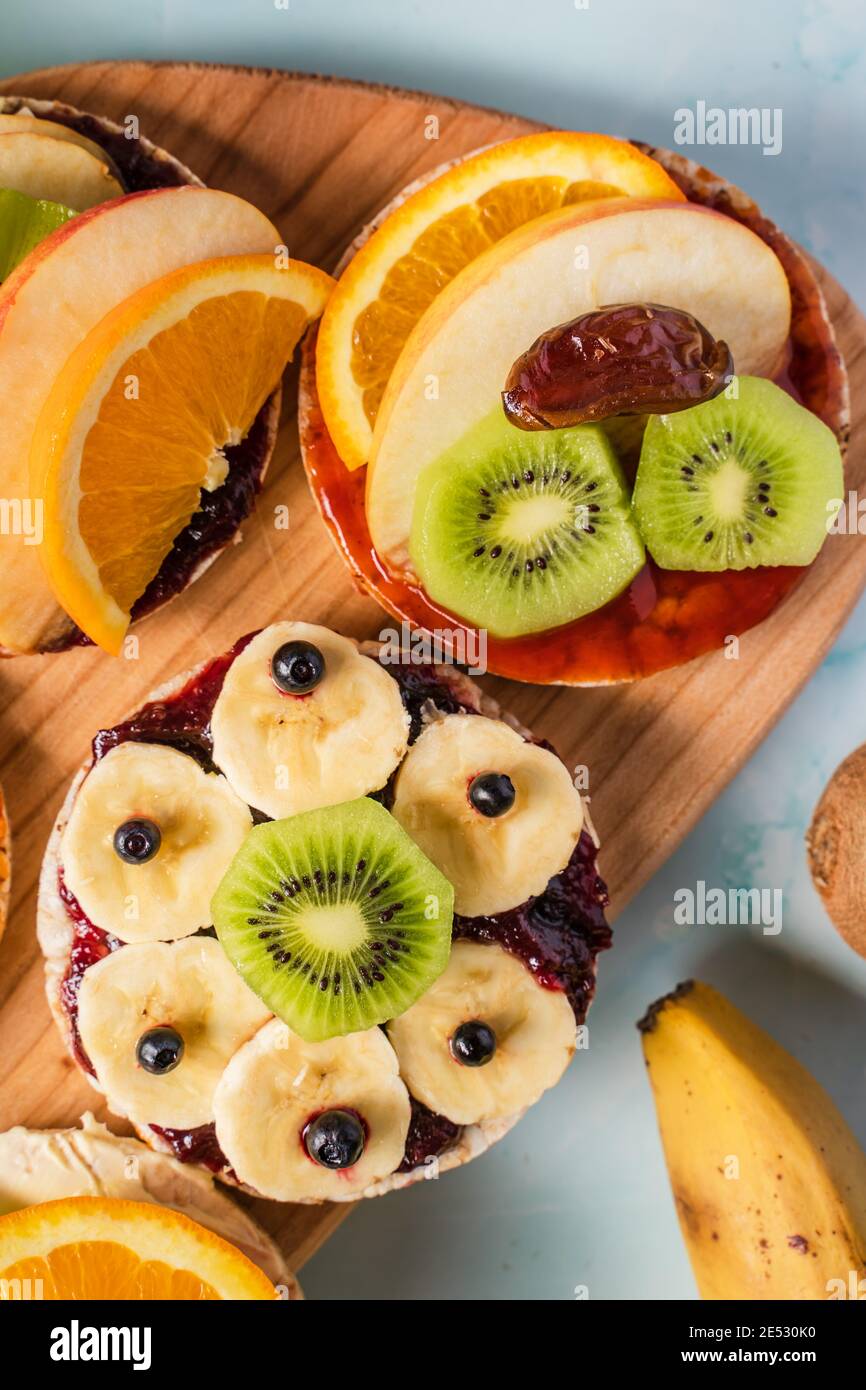 Gateaux De Riz Croustillants Et Souffles Sur La Table Avec Kiwi Aux Fruits Frais Banane Pomme Bleuets Framboises Et Orange Sur La Table Vue De Dessus Sur Les Legumes Biologiques Sains