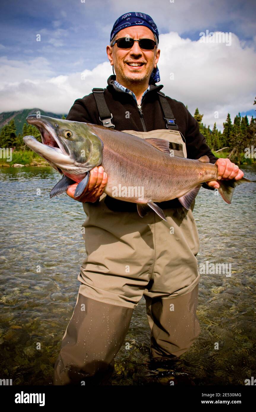 Prise de saumon sur le lac Kijik près du parc national du lac Clark, Alaska (MRA) Banque D'Images